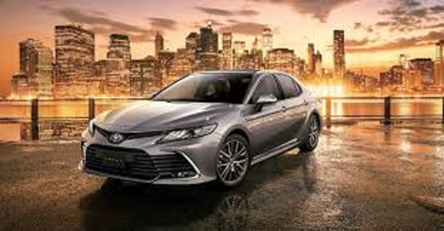 كم تمشي تويوتا كامري بالتنكه تحليل دقيق للأرقام