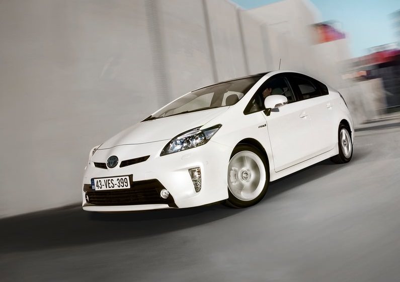 كم تمشي تويوتا بريوس بالوقود