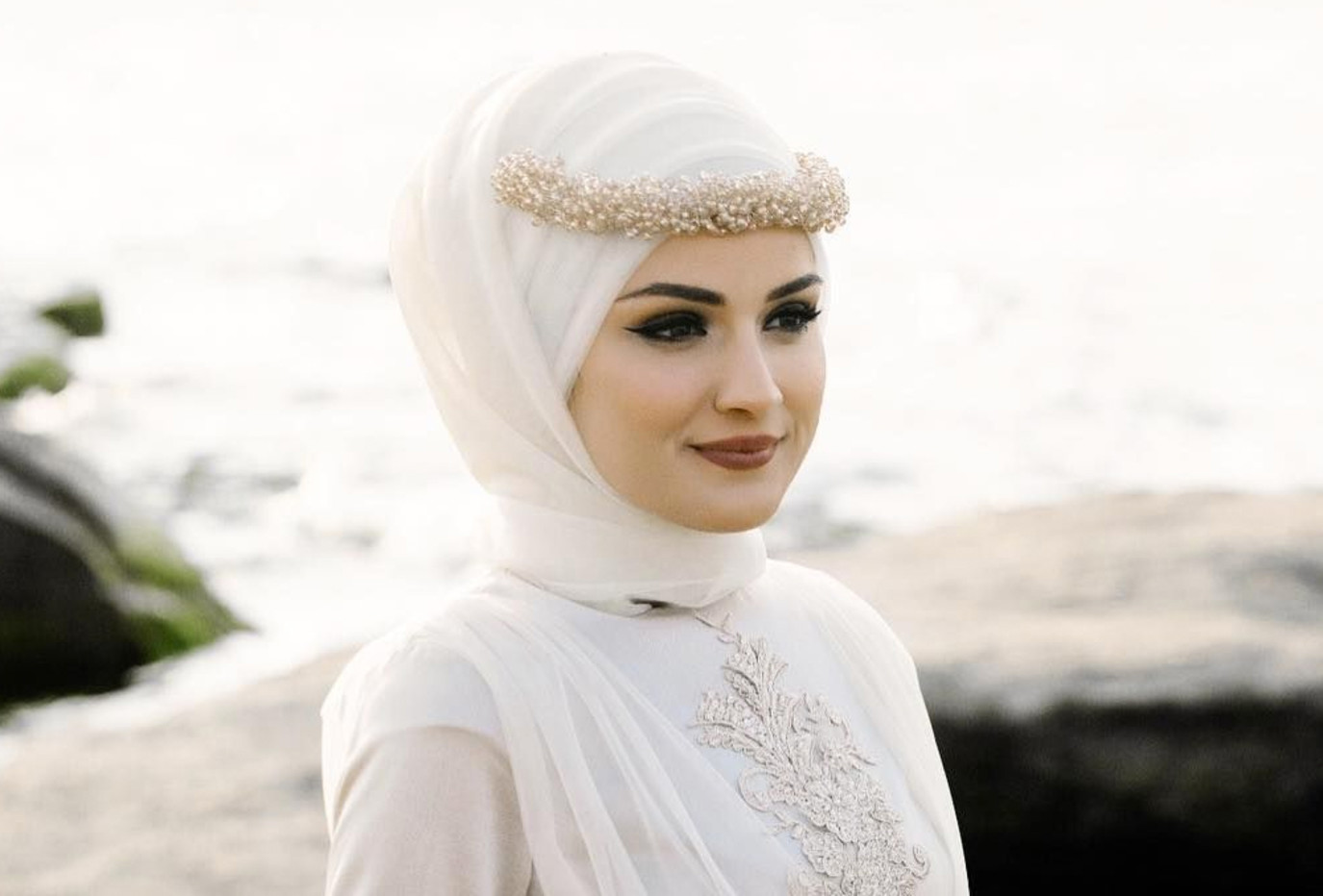 أنواع ما تلبسه العروس على رأسها من التاج إلى الحجاب